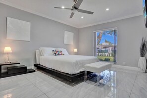 Luxury-Villa, Meerblick | Schreibtisch, Bügeleisen/Bügelbrett, kostenloses WLAN