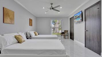Luxe villa, uitzicht op zee | Een bureau, een strijkplank/strijkijzer, gratis wifi