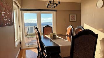 Family House, 5 Bedrooms, Ocean View | Tempat makan