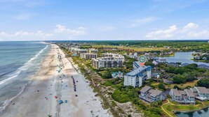 Ein Küstenresort mit Strandhotel, einer Marina und einem Golfplatz.