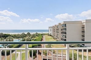 Um hotel com vista para a praia e o oceano.