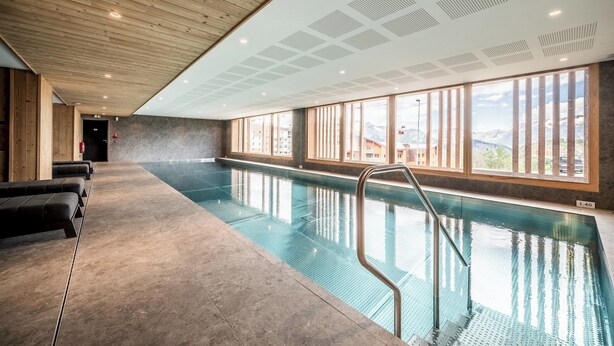 A swimming pool with a wooden ceiling and large windows. - Prato - Terrace | Spa | Mtn views | Alpe d'Huez (Huez)