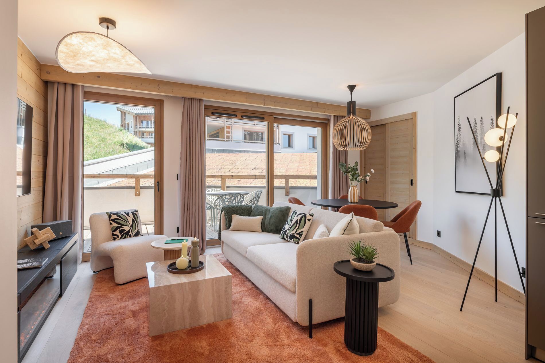 Ein modernes Wohnzimmer mit Sofa, Couchtisch und Essbereich.