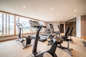 A gym with treadmills, stationary bikes, and elliptical machines. - Altis - Terrace | Spa | Ski locker | Alpe d'Huez (Huez)
