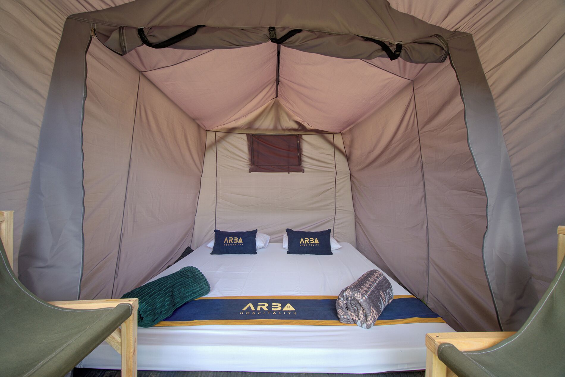 Muebles diferentes y ropa de cama 