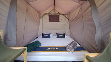 Muebles diferentes y ropa de cama