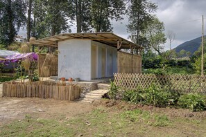 Un petit bâtiment d’un seul étage, doté d’un toit simple et d’une porte visible.