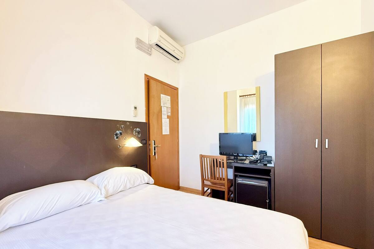 Basic-Doppelzimmer zur Einzelnutzung, 1 Doppelbett | Zimmersafe, Schreibtisch, kostenloses WLAN