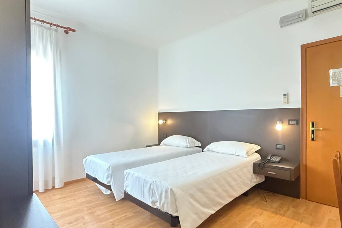 Comfort-Doppelzimmer | Zimmersafe, Schreibtisch, kostenloses WLAN