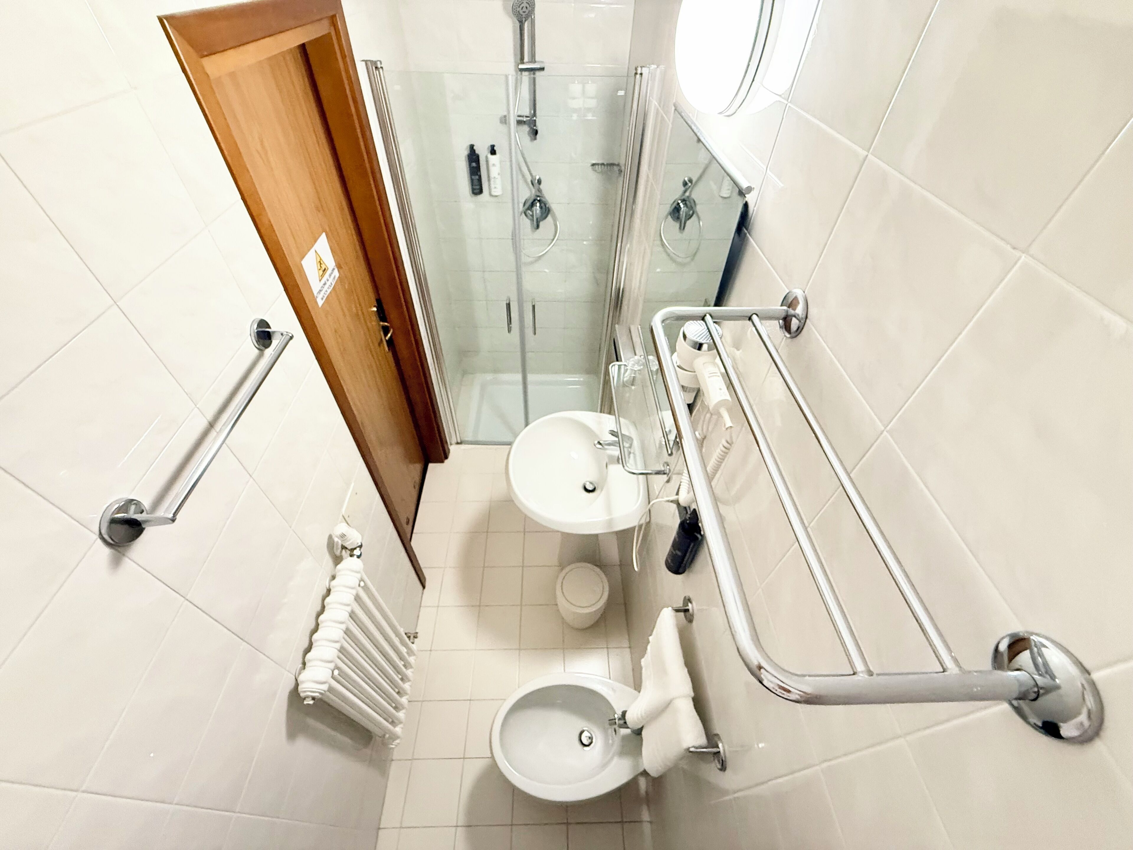 Un baño moderno con inodoro, bidé y ducha.