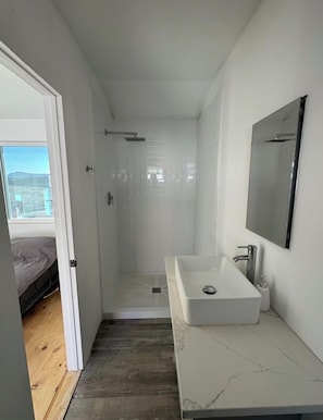 Regadera, toallas, papel de baño 