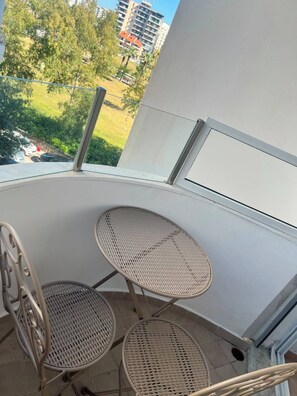 Outdoor dining - AA Holiday Apartment Longmore Vlore (Lungomare)