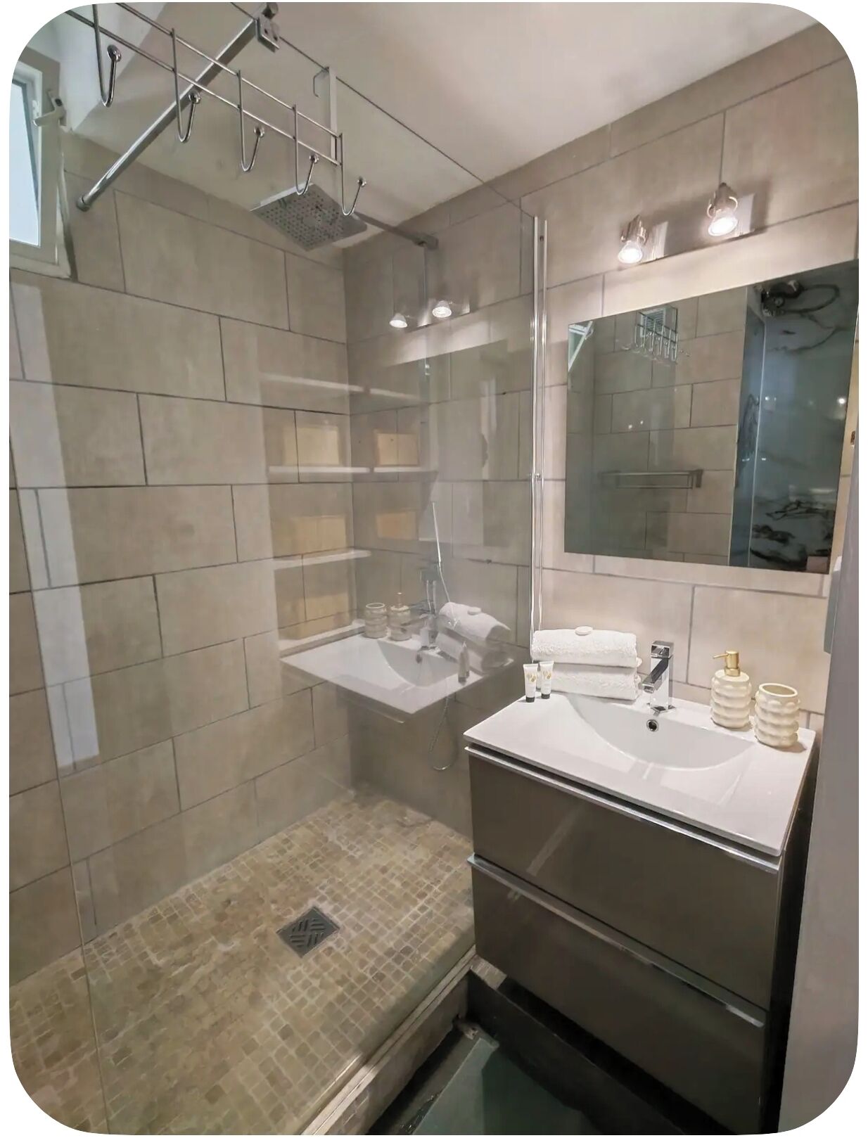 Douche, sèche-cheveux, serviettes fournies, savon
