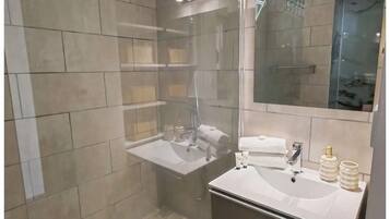Douche, sèche-cheveux, serviettes fournies, savon