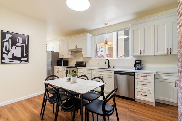 Big & Beautiful 6 Bedroom 2.5 Bath - Emeryville, CA