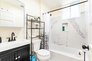 Bathroom - Big & Beautiful 6 Bedroom 2.5 Bath (Oakland)