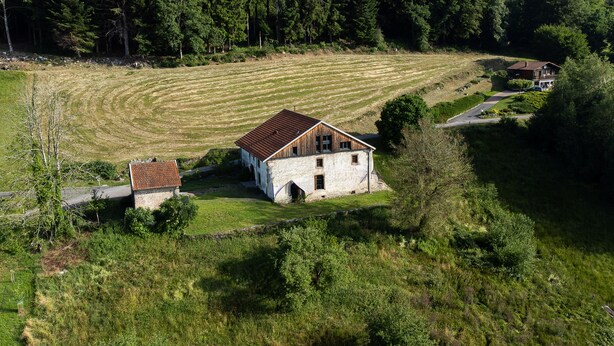 A rural property with a large white building, a smaller structure, and a field. - Le Refuge de La Forge - Charmante ferme rénovée (La Forge)