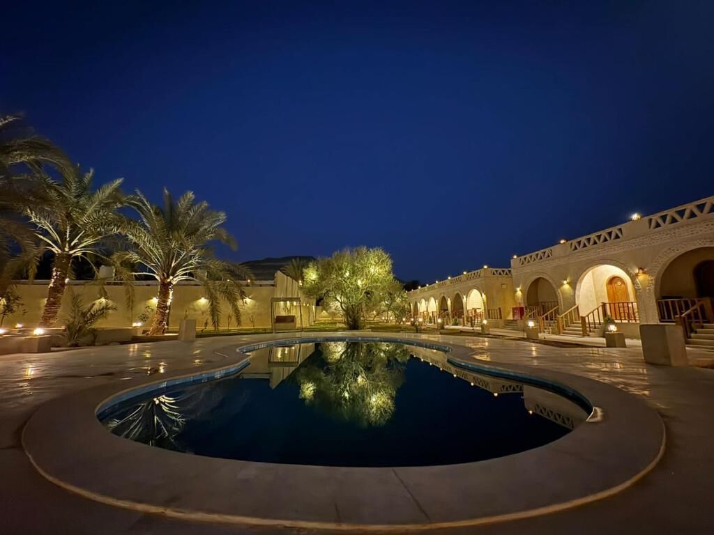 2 outdoor pools