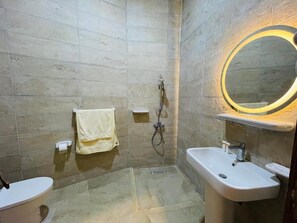 Habitació familiar, balcó | Bany | Dutxa, articles de tocador gratuïts, tovalloles i sabó 
