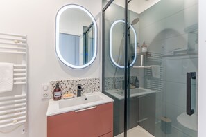 Douche, serviettes fournies