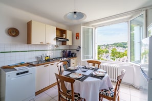Eine Küche mit Essbereich, Blick auf die Stadt und ein Fenster mit Ausblick.