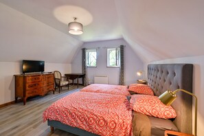 A bedroom with a bed, dresser, TV, chair, desk, and windows. - Ty Crugo - Jolie maison familiale avec jardin (Saint-Lyphard)