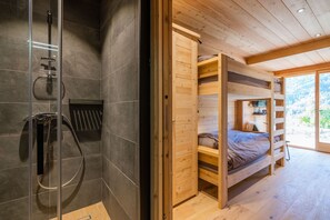 5 bedrooms, iron/ironing board, WiFi (free), bed sheets