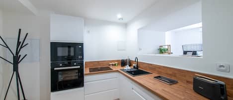 Wasserkocher mit Kaffee-/Teezubehör, Kühlschrank, Mikrowelle, Ofen