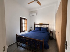 Ferros/tábuas de passar roupa, berço de viagem, Wi-Fi, roupa de cama