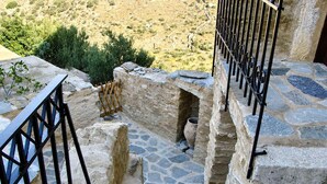 Una escalera de piedra con barandillas de metal que conduce a un espacio exterior.