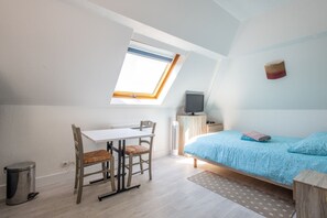 A room with a bed, a desk, a chair, a TV, and a window. - Chez Alain - Proche plage du Touquet (Etaples-sur-Mer)