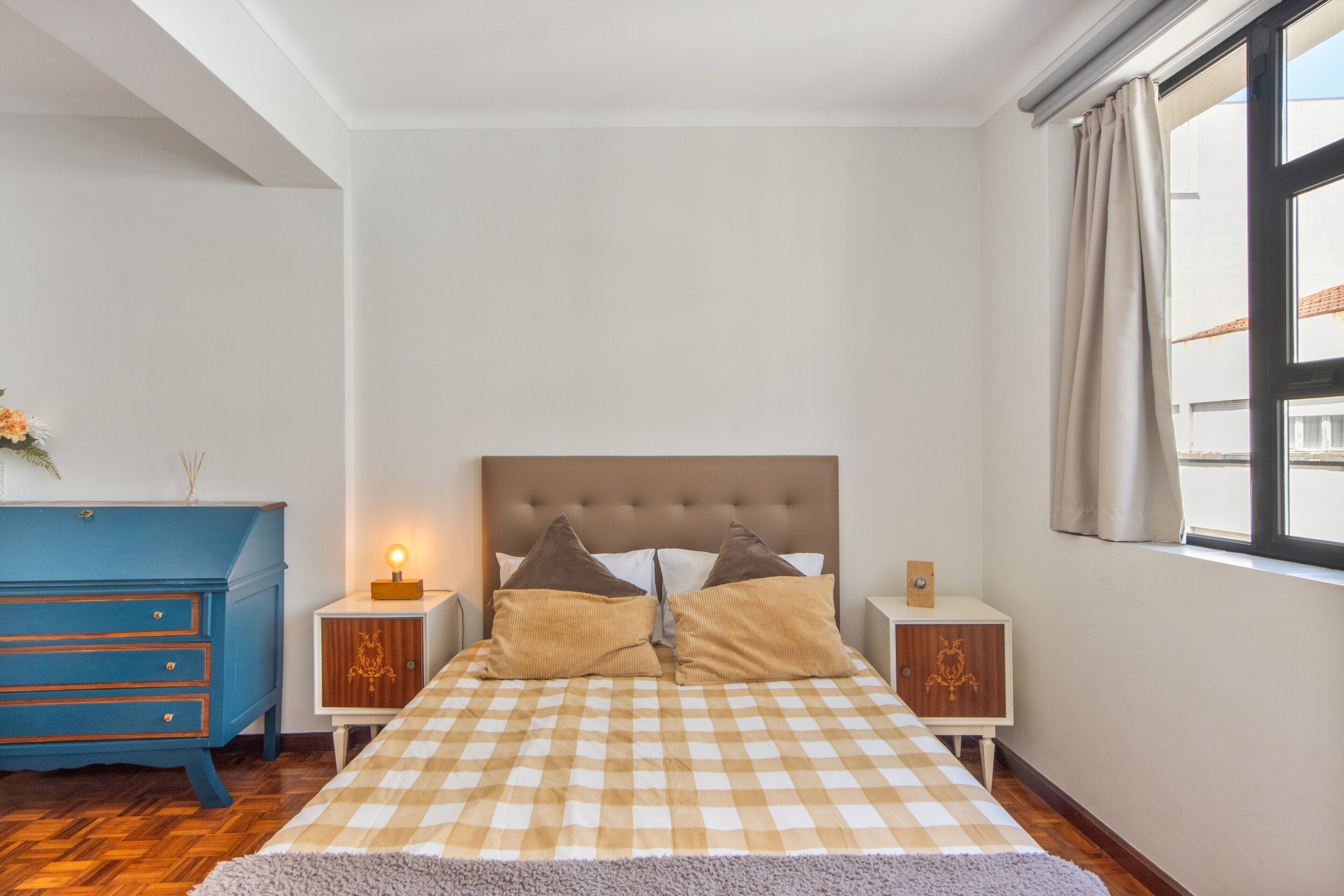 2 habitaciones, tabla de planchar con plancha, wifi y ropa de cama 