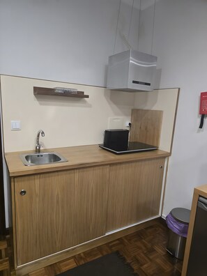 Kühlschrank, Mikrowelle, Herdplatte, Wasserkocher