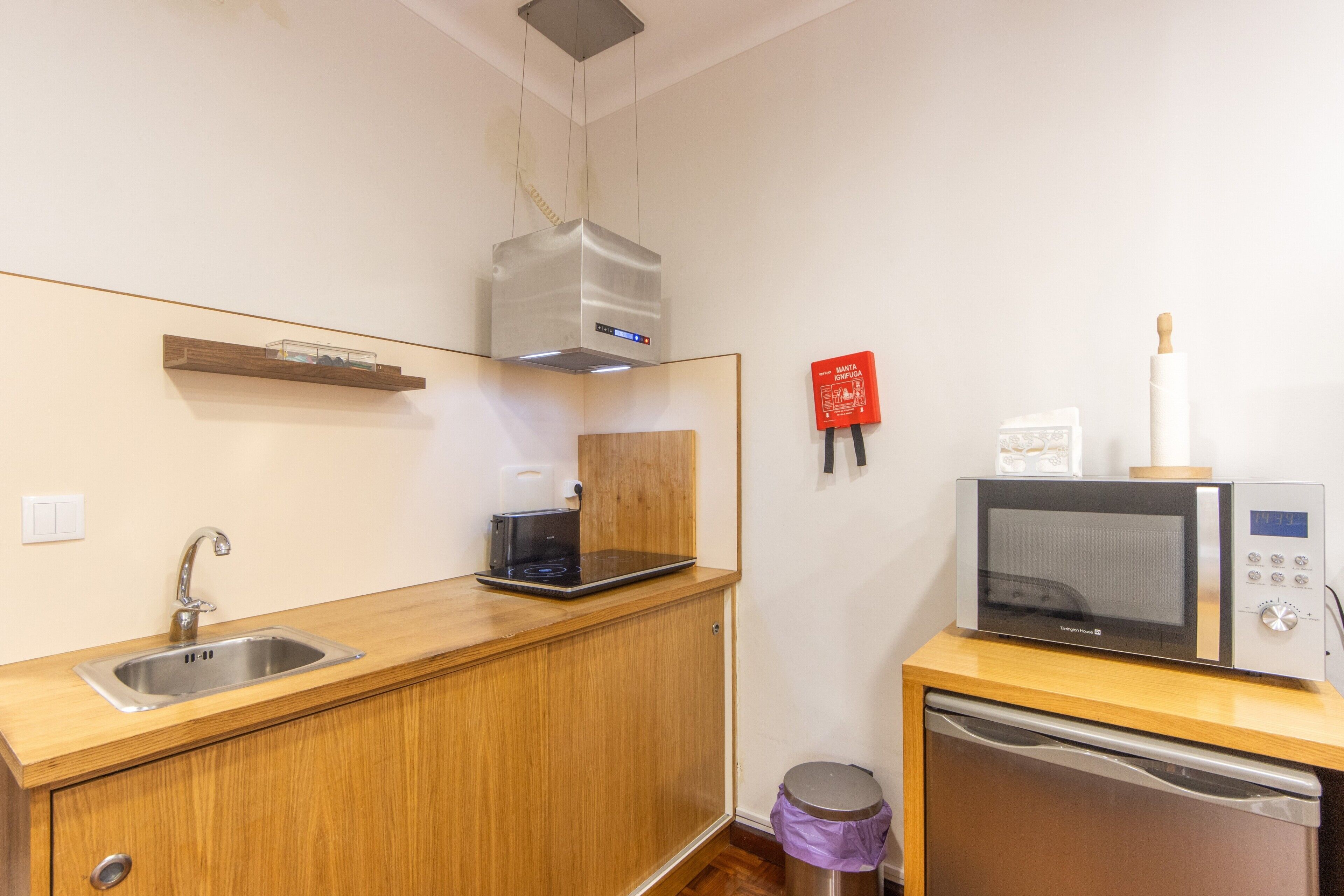 Refrigerador, microondas, parrilla de estufa y tetera eléctrica 