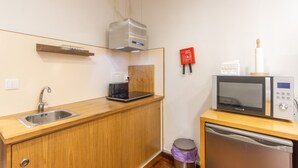 Private kitchen - 'Praça AL T2' Apartment with Mountain View, Wi-Fi and Air Conditioning (São João da Madeira)