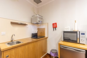 Frigorífic, microones, placa de cuina i bullidora elèctrica 