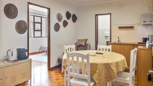 Dining - 'Praça AL T2' Apartment with Mountain View, Wi-Fi and Air Conditioning (São João da Madeira)
