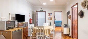 Appartement 'Praça AL T2' met Uitzicht op de Bergen, Wi-Fi en Airconditioning