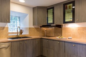 Wasserkocher mit Kaffee-/Teezubehör, Kühlschrank, Mikrowelle, Ofen