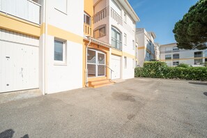 A multi-story building with a ground-level entrance and a visible staircase leading to the entrance. - L'Écrin Bleu - À 300 m de la plage (Argeles-sur-Mer)