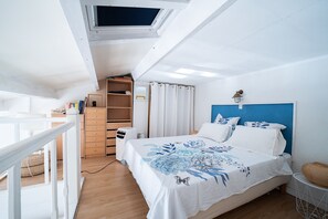 A bedroom with a bed, a desk, a wardrobe, and a window. - L'Écrin Bleu - À 300 m de la plage (Argeles-sur-Mer)