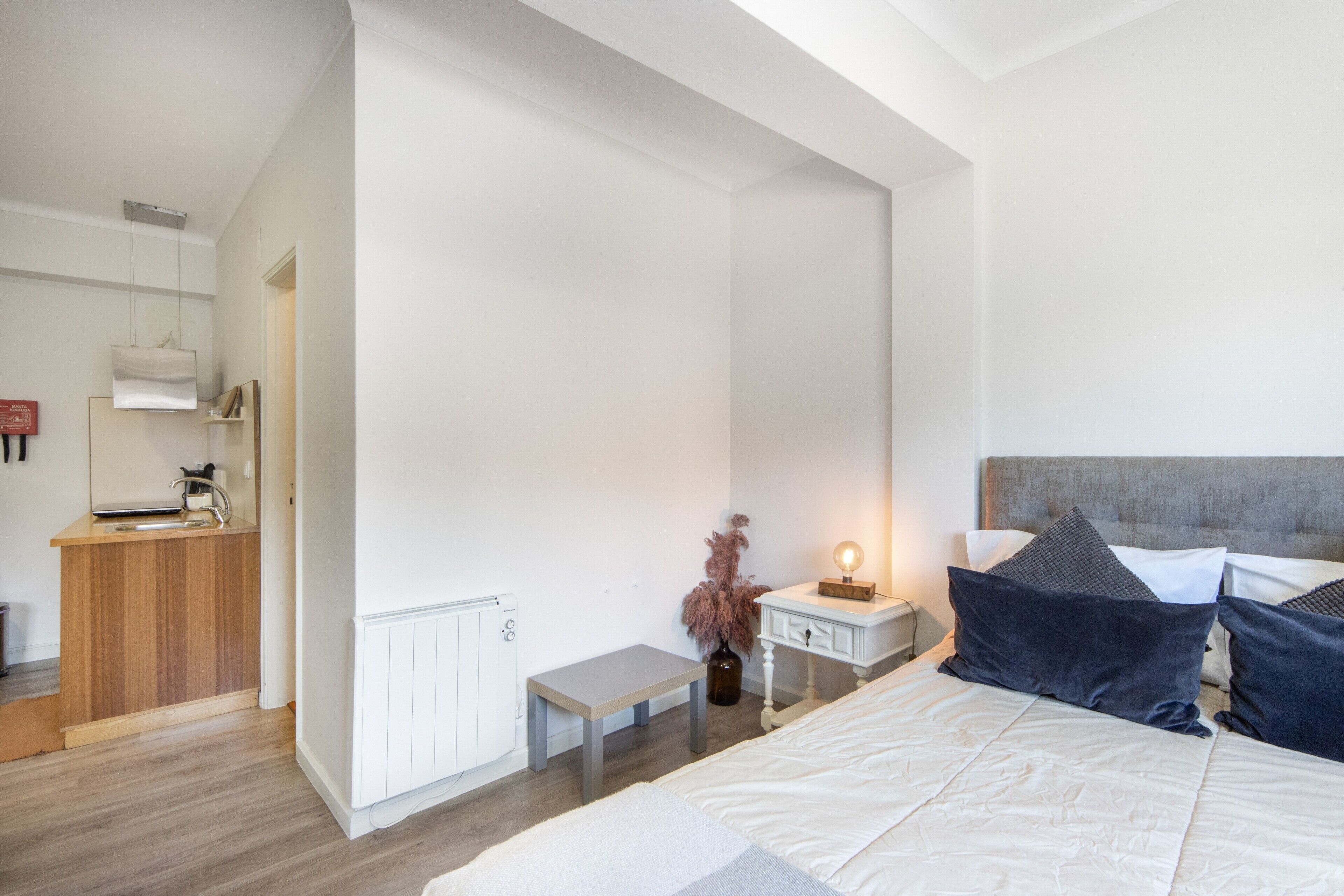 Tabla de planchar con plancha, wifi y ropa de cama 