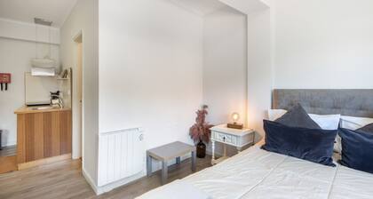 Apartment 'Praça AL T1' with Mountain View, Wi-Fi and Air Conditioning