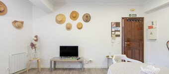Apartamento 'Praça AL T1' con vistas a la montaña, Wi-Fi y aire acondicionado