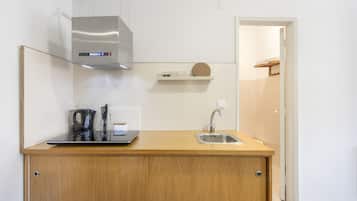 Wasserkocher mit Kaffee-/Teezubehör, Kühlschrank, Mikrowelle, Herdplatte