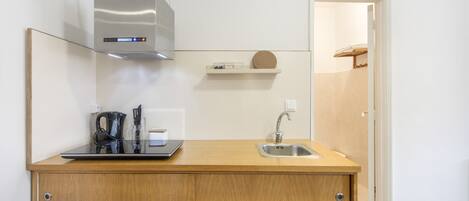 Coffee/tea maker, fridge, microwave, stovetop
