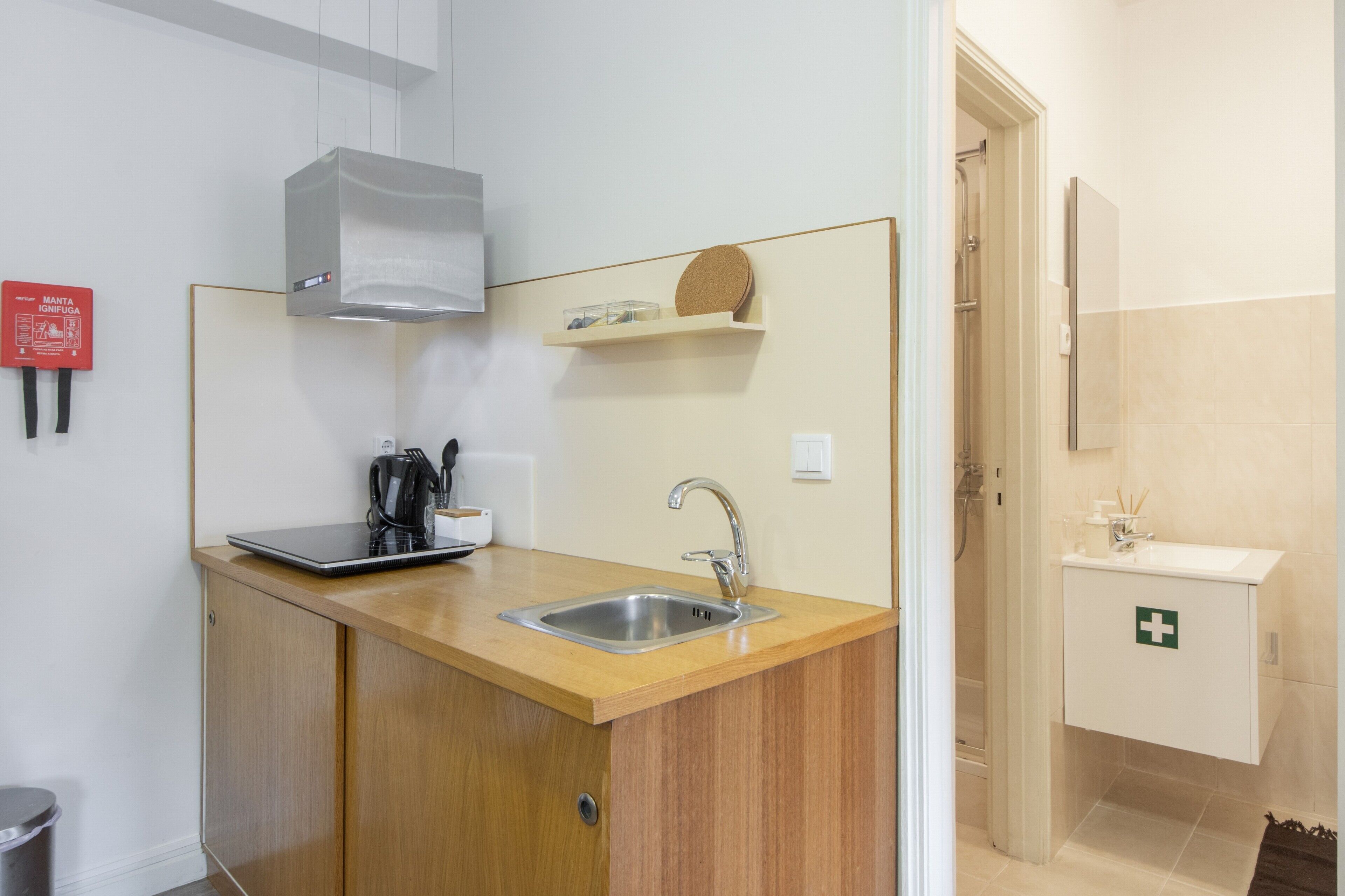 Wasserkocher mit Kaffee-/Teezubehör, Kühlschrank, Mikrowelle, Herdplatte