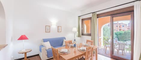 Apartment, 1 Bedroom | Dining room