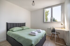 A bedroom with a bed, a desk, and a chair. - La Parenthèse Toulousaine - À 200 m du métro (Toulouse)