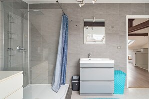 Douche, sèche-cheveux, serviettes fournies